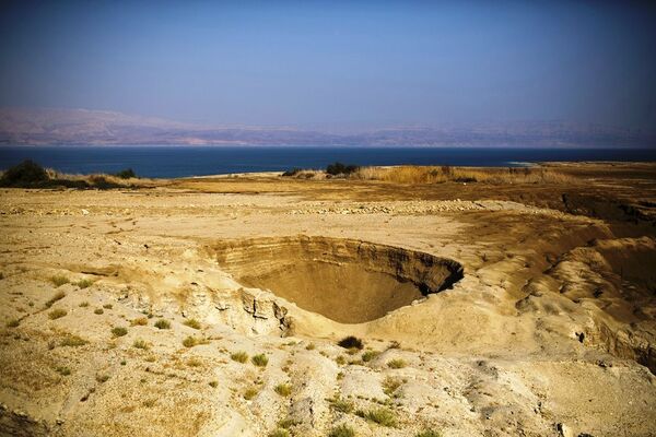 Огромне рупе су пустош на израелској обали и прождиру земљу све са путевима и далеководима. Огромне рупе су пустош на израелској обали и прождиру земљу све са путевима и далеководима. - Sputnik Србија