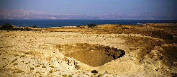 Огромне рупе су пустош на израелској обали и прождиру земљу све са путевима и далеководима. - Sputnik Србија