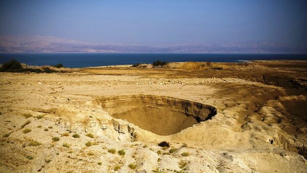 Ogromne rupe su pustoš na izraelskoj obali i proždiru zemlju sve sa putevima i dalekovodima. - Sputnik Srbija