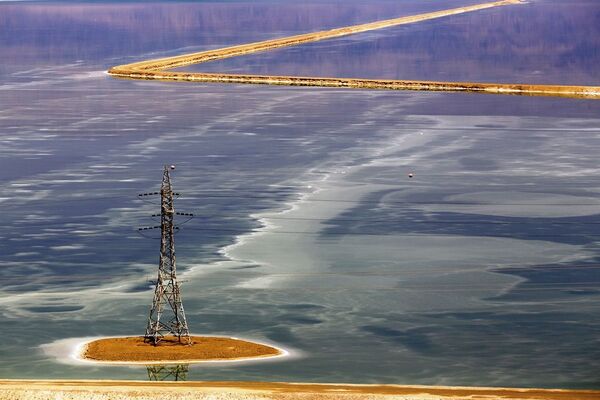 Главни разлог што Мртво море нестаје је што су природни извори воде, који пролазе кроз долину реке Јордана из Сирије и Либана, преусмерени у пољопривредне сврхе и за пијаћу воду. Главни разлог што Мртво море нестаје је што су природни извори воде, који пролазе кроз долину реке Јордана из Сирије и Либана, преусмерени у пољопривредне сврхе и за пијаћу воду. - Sputnik Србија
