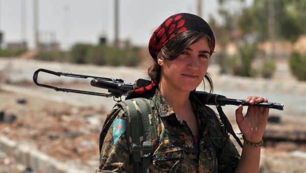 Жена која се бори за курдске Народне заштитне јединице - Sputnik Србија