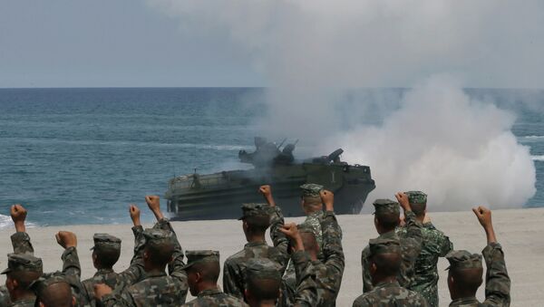 Filipinski marinci kliču dok se amfibijsko vozilo Američke ratne mornarice iskrcava na plažu tokom združene vojne vežbe u Južnom kineskom moru - Sputnik Srbija