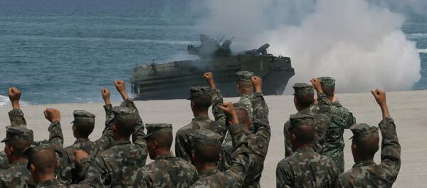 Filipinski marinci kliču dok se amfibijsko vozilo Američke ratne mornarice iskrcava na plažu tokom združene vojne vežbe u Južnom kineskom moru - Sputnik Srbija