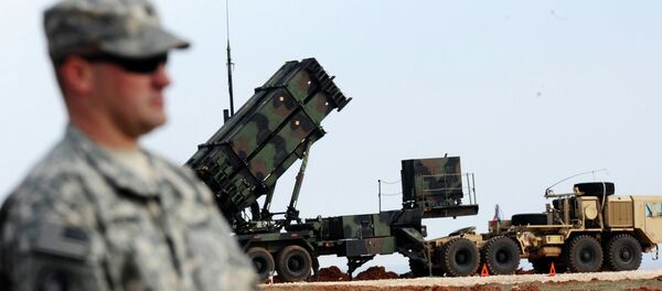 Američki vojnik stoji ispred raketnog sistema patriot u turskoj vojnoj bazi Američki vojnik stoji ispred raketnog sistema patriot u turskoj vojnoj bazi - Sputnik Srbija