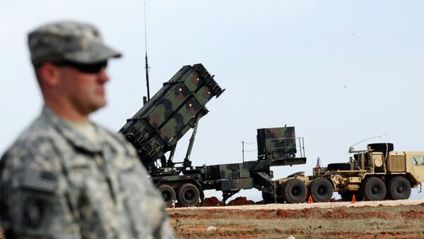 Амерички војник стоји испред ракетног система патриот у турској војној бази - Sputnik Србија