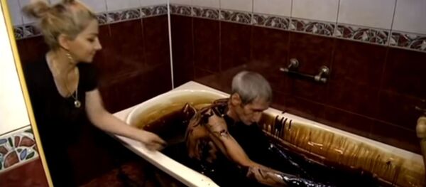 Купање у нафти - Sputnik Србија