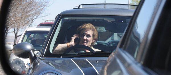 Возач са телефоном у рукама - Sputnik Србија