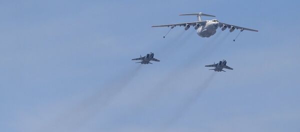 МиГ31 пуни гориво у ваздуху - Sputnik Србија