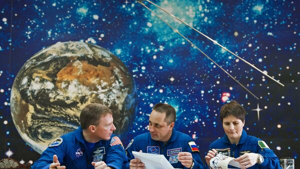 Чланови експедиције Међународне космичке станице приликом посете музеју - Sputnik Србија