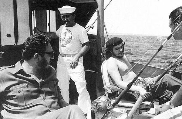 Fidel Kastro i Če Gevara na pecanju Fidel Kastro i Če Gevara na pecanju - Sputnik Srbija