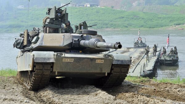 Američki tenk M1A2 „abrams“ je usavršena verzija tenka M1A1. Modernizacija je urađena prvenstveno u elektronici i oklopu - Sputnik Srbija
