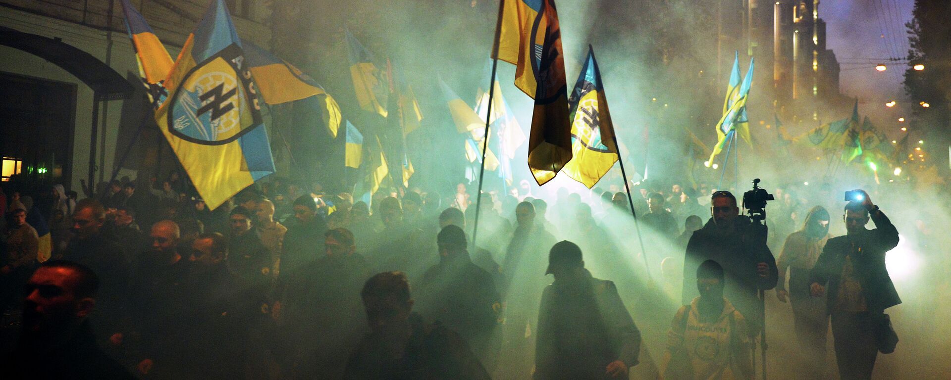 Ukrajinski nacionalisti iz Azov bataljona tokom protesta u Kijevu. - Sputnik Srbija, 1920, 28.03.2022