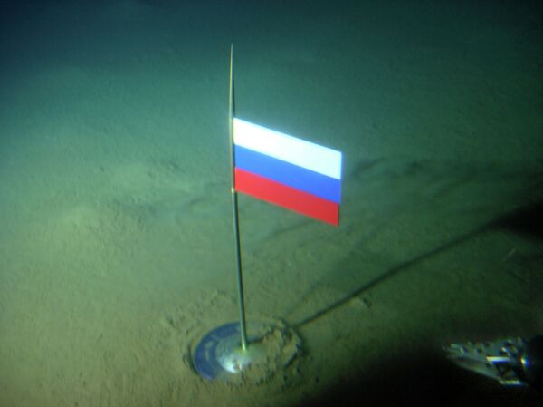 Чилингаров постававња заставу на дно Севереног леденог океана - Sputnik Србија