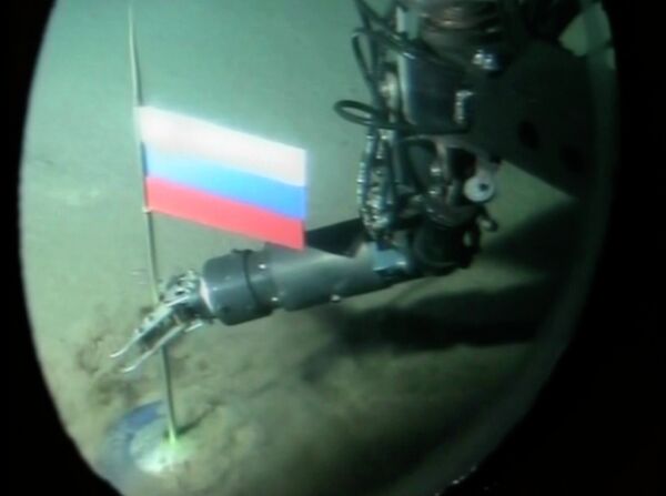 Чилингаров поставља заставу на дно Севереног леденог океана - Sputnik Србија