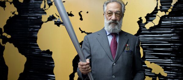 Артур Чилингаров са Олимпијском бакљом у Москви - Sputnik Србија