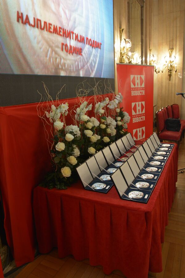 Златне и специјалне плакете које Новости додељују по 52, пут  за најхуманија и несебична дела у претходној години.   - Sputnik Србија