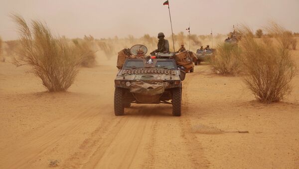 French forces patrol in the desert of Northern Mali along the border with Niger on the outskirts of Asongo, Northern Mali. - Sputnik Србија