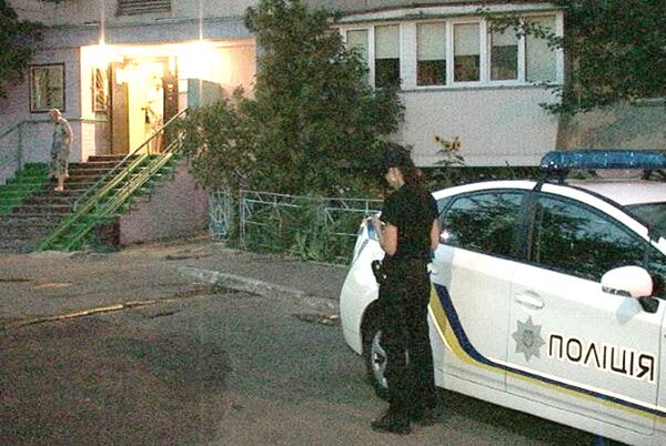 Полицијски аутомобил испред  православног свештеника Романа Николајева у Кијеву. - Sputnik Србија