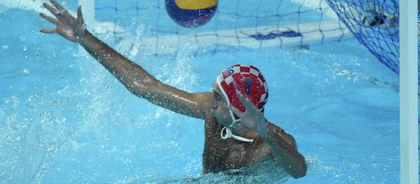 Хрватски голман Јосип Павић немоћан пред шутерски расположеним српским репрезентативцима. - Sputnik Србија