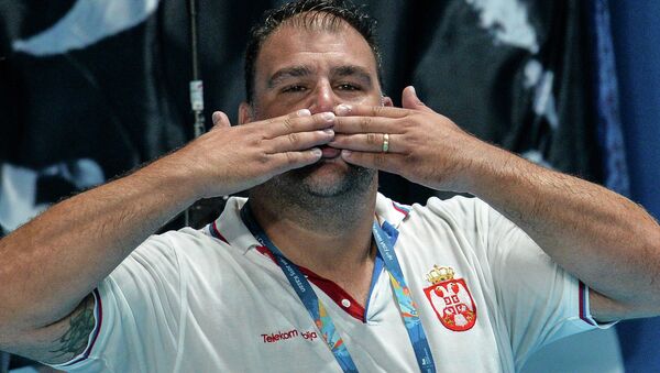 Selektor Srbije Dejan Savić šalje poljubce publici posle spektakularne pobede u finalu  - Sputnik Srbija
