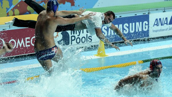 После последњег судијског звиждука, почело је ускакање у базен свих играча и стручног штаба Србије - Sputnik Србија