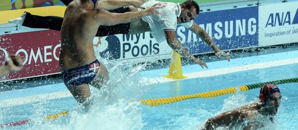 Posle poslednjeg sudijskog zvižduka, počelo je uskakanje u bazen svih igrača i stručnog štaba Srbije - Sputnik Srbija