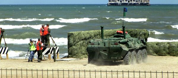 Екипа Казахстана из руског оклопног возила БТР-80 циља мету у Каспијском мору - Sputnik Србија