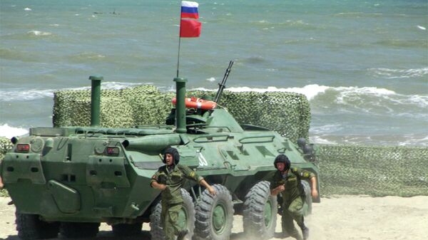 Ekipa Rusije u svom oklopnom vozila BTR-80 na poliginu u Dagestanu - Sputnik Srbija