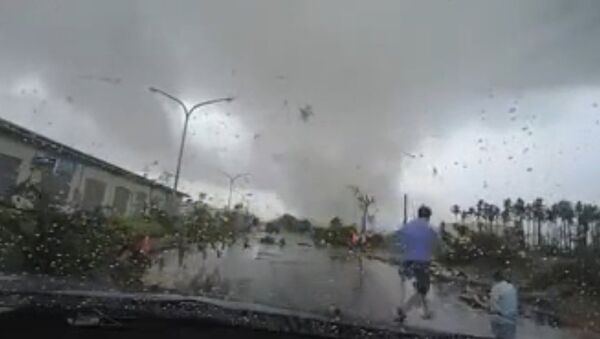 Car Blown Away by Mini Tornado in Taiwan - Sputnik Србија