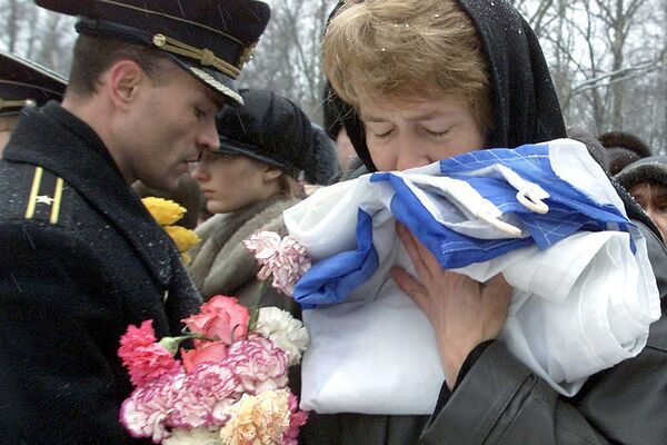Majka oficira Alekseja Mitjajeva na sahrani u Sankt Peterburgu - Sputnik Srbija