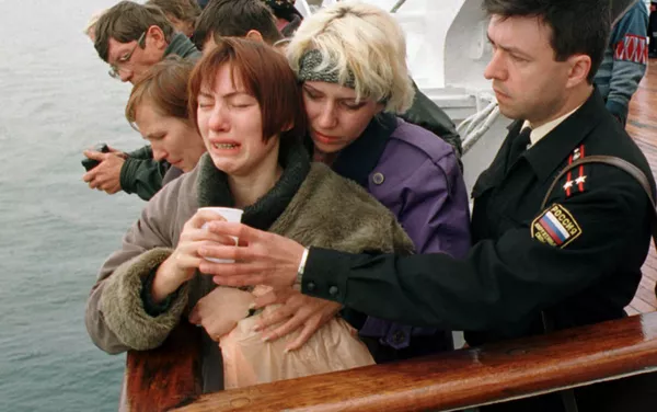 Rodbina nastradalih mornara „Kurska“  na mestu tragedije, 12 dana kasnije - Sputnik Srbija