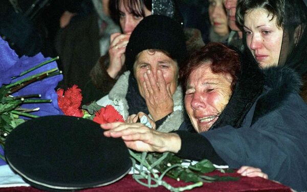 Majka oficira Andreja Silogava na sahrani u Sevastopolju. - Sputnik Srbija