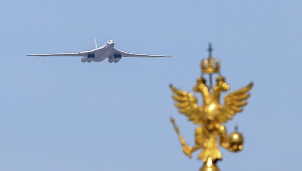 Авион ТУ-160 на војној паради у Москви, 9. маја 2015. - Sputnik Србија