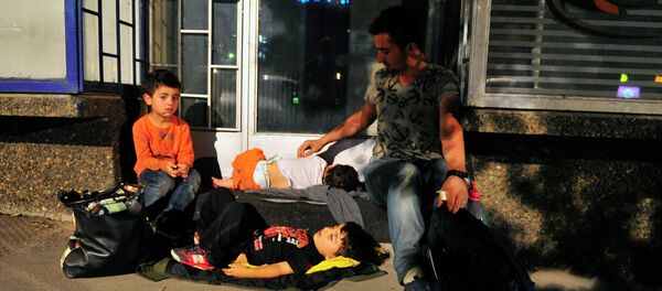 Мигранти из Сирије у парку код аутобуске станице у Београду - Sputnik Србија