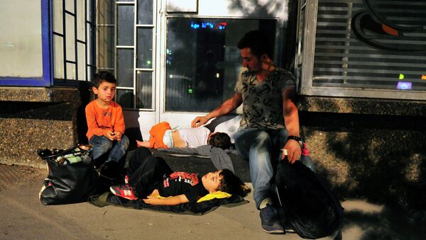 Мигранти из Сирије у парку код аутобуске станице у Београду - Sputnik Србија