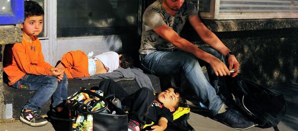 Migranti iz Sirije u parku kod autobuske stanice u Beogradu Migranti iz Sirije u parku kod autobuske stanice u Beogradu - Sputnik Srbija