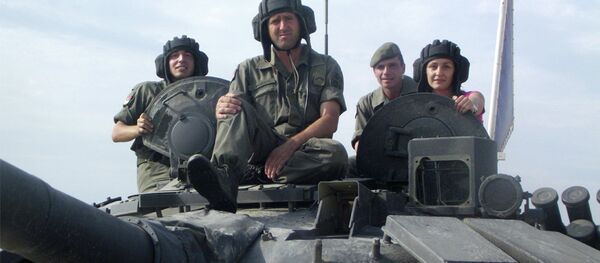 Srpski tenkisti sa novinarkom Sputnjika Oliverom Ikodinović na vojnom poligonu u Alabinu Srpski tenkisti sa novinarkom Sputnjika Oliverom Ikodinović na vojnom poligonu u Alabinu - Sputnik Srbija