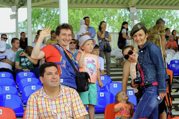 Najvatreniji navijač srpske ekipe, petogodišnji Griša sa svojim ocem i novinarkom Sputnjika Oliverom Ikodinović - Sputnik Srbija