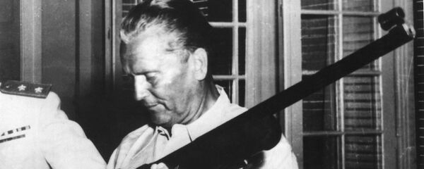 Josip Broz Tito sa velikom snajperskom puškom - Sputnik Srbija