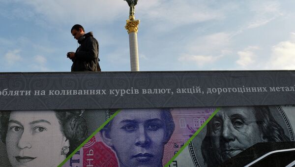 A man stands next to an advertising placard showing British pounds, US dollars and Ukrainian hryvnia banknotes in the Ukrainian capital Kiev - Sputnik Srbija