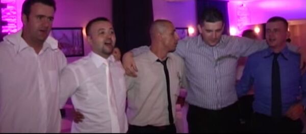 Челници Вуковара певају усташку песму Челници Вуковара певају усташку песму - Sputnik Србија