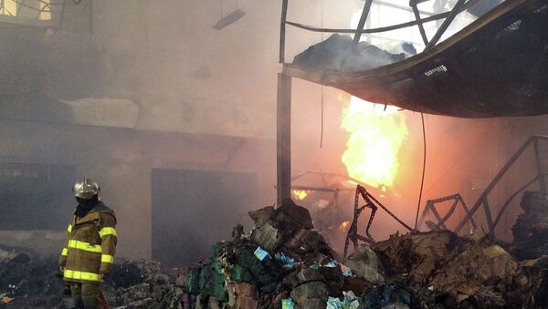 Tajlandski vatrogasac  gase požar nakon eksplozije bombe - Sputnik Srbija