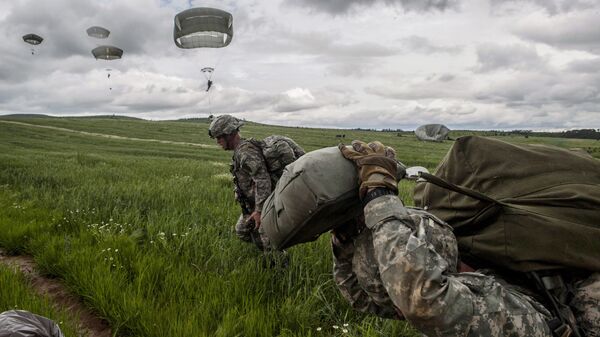 Амерички падобранци под водством НАТО-мировне мисије на Косову (КФОР)  током војне вежбе у близини села Рамјан, Косово, 27. маја 2015. године. - Sputnik Србија