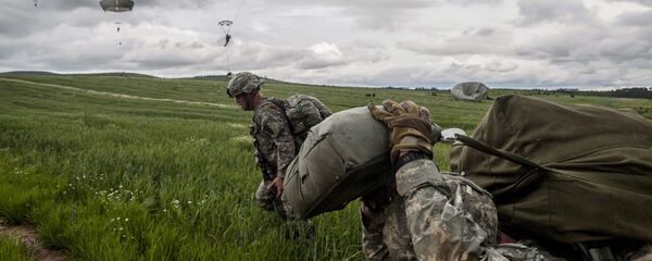 Američki padobranci pod vodstvom NATO-mirovne misije na Kosovu (KFOR)  tokom vojne vežbe u blizini sela Ramjan, Kosovo, 27. maja 2015. godine. - Sputnik Srbija