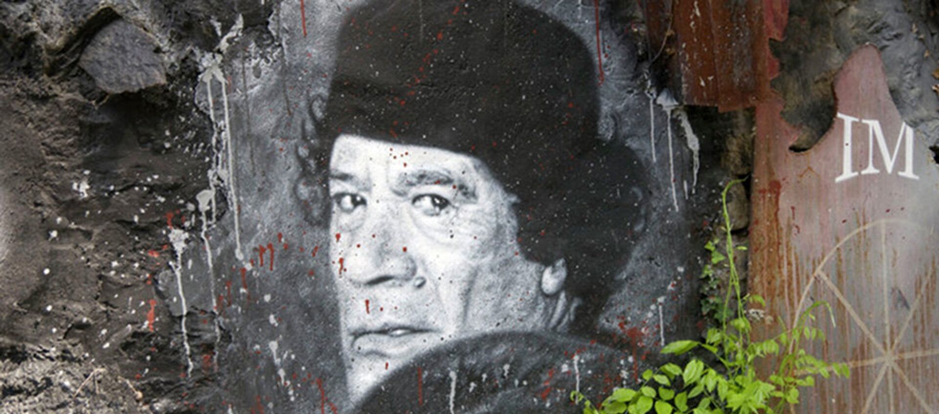 Grafit bivšeg libijskog vođe  Muamera al Gadafija u Sirtu pre nego što je ubijen od strane NATO-a pobune u 2011. godini. - Sputnik Srbija, 1920, 21.10.2015