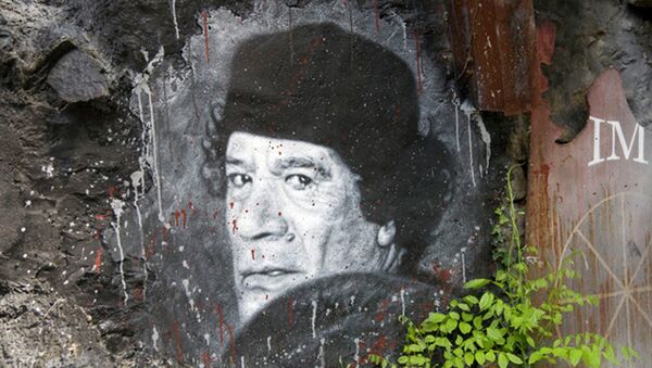 Grafit bivšeg libijskog vođe  Muamera al Gadafija u Sirtu pre nego što je ubijen od strane NATO-a pobune u 2011. godini. - Sputnik Srbija