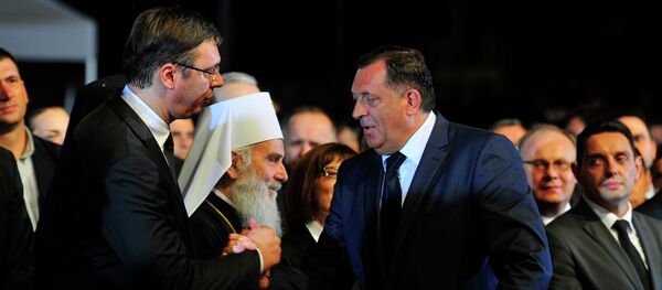 Aleksandar Vučić se pozdravlja sa Miloradom Dodikom, pored njih stoji patrijarah Irinej - Sputnik Srbija