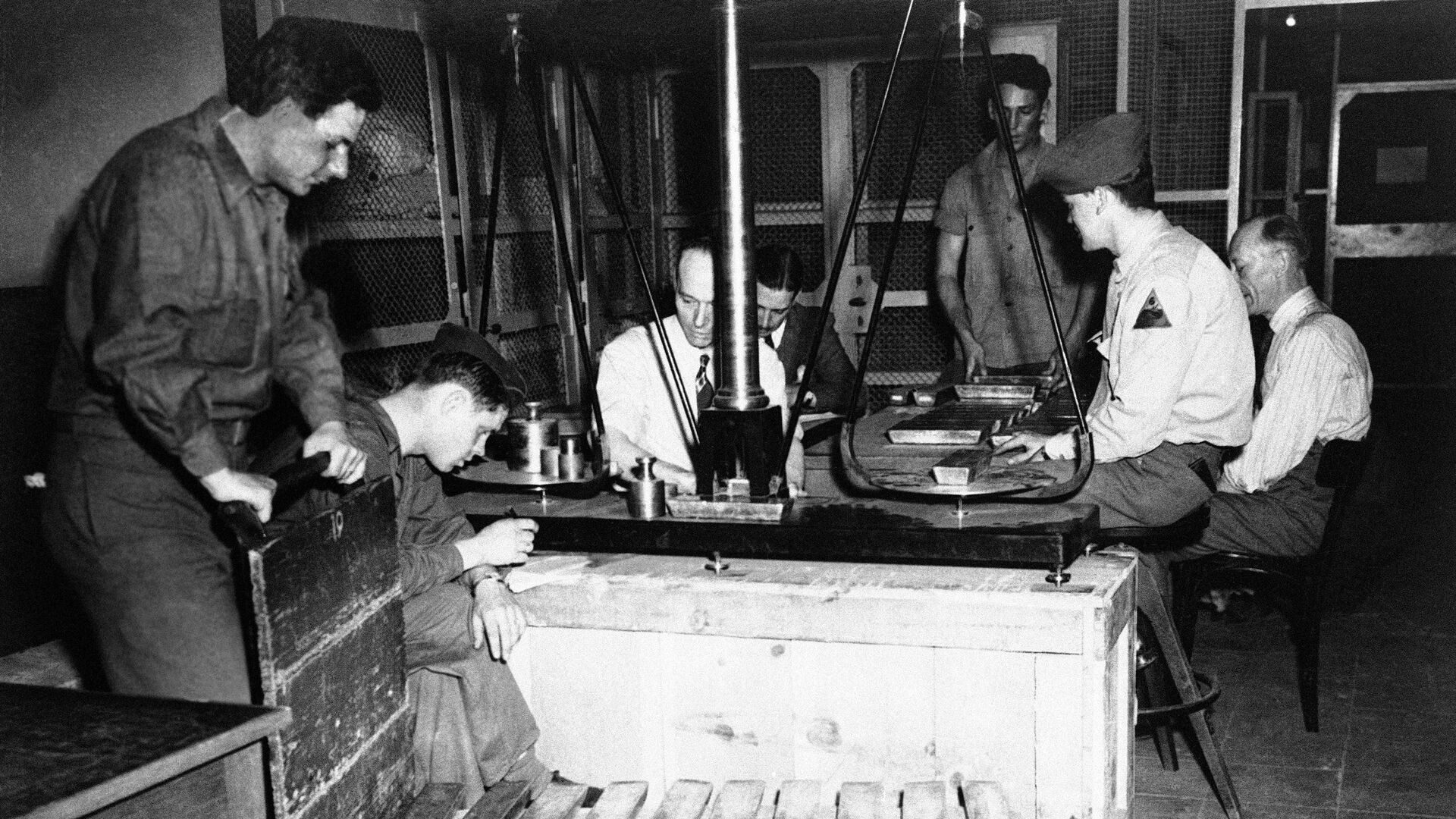 Амерички службеници и војници сортирају нацистичко злато у Франкфурту. - Sputnik Србија, 1920, 26.08.2021