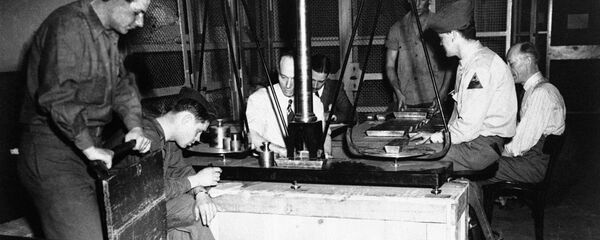 Američki službenici i vojnici sortiraju nacističko zlato u Frankfurtu. - Sputnik Srbija