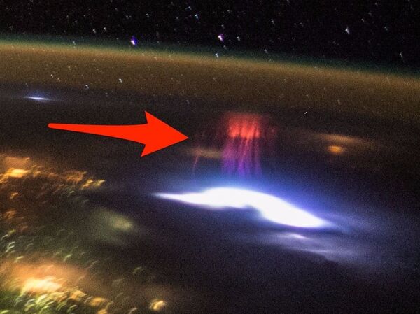 Вилењак је формирање огромних црвених експлозија електромагнетног пражњења, слично осветљењу. - Sputnik Србија